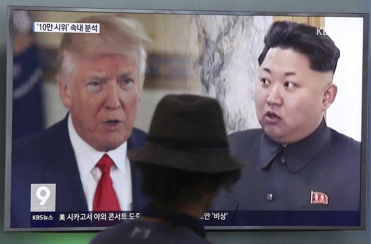 Президент США Дональд Трамп и лидер Северной Кореи Ким Чен Ын на экране телевизора. Сеул, 10 августа 2017
