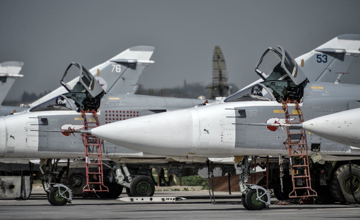 Российские фронтовые бомбардировщики Су-24 на авиабазе Хмеймим в сирийской провинции Латакия