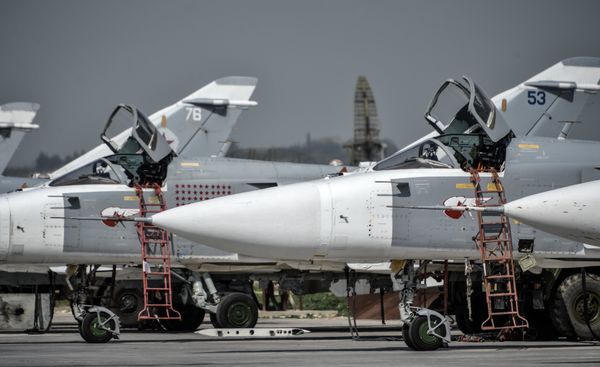 Российские фронтовые бомбардировщики Су-24 на авиабазе Хмеймим в сирийской провинции Латакия