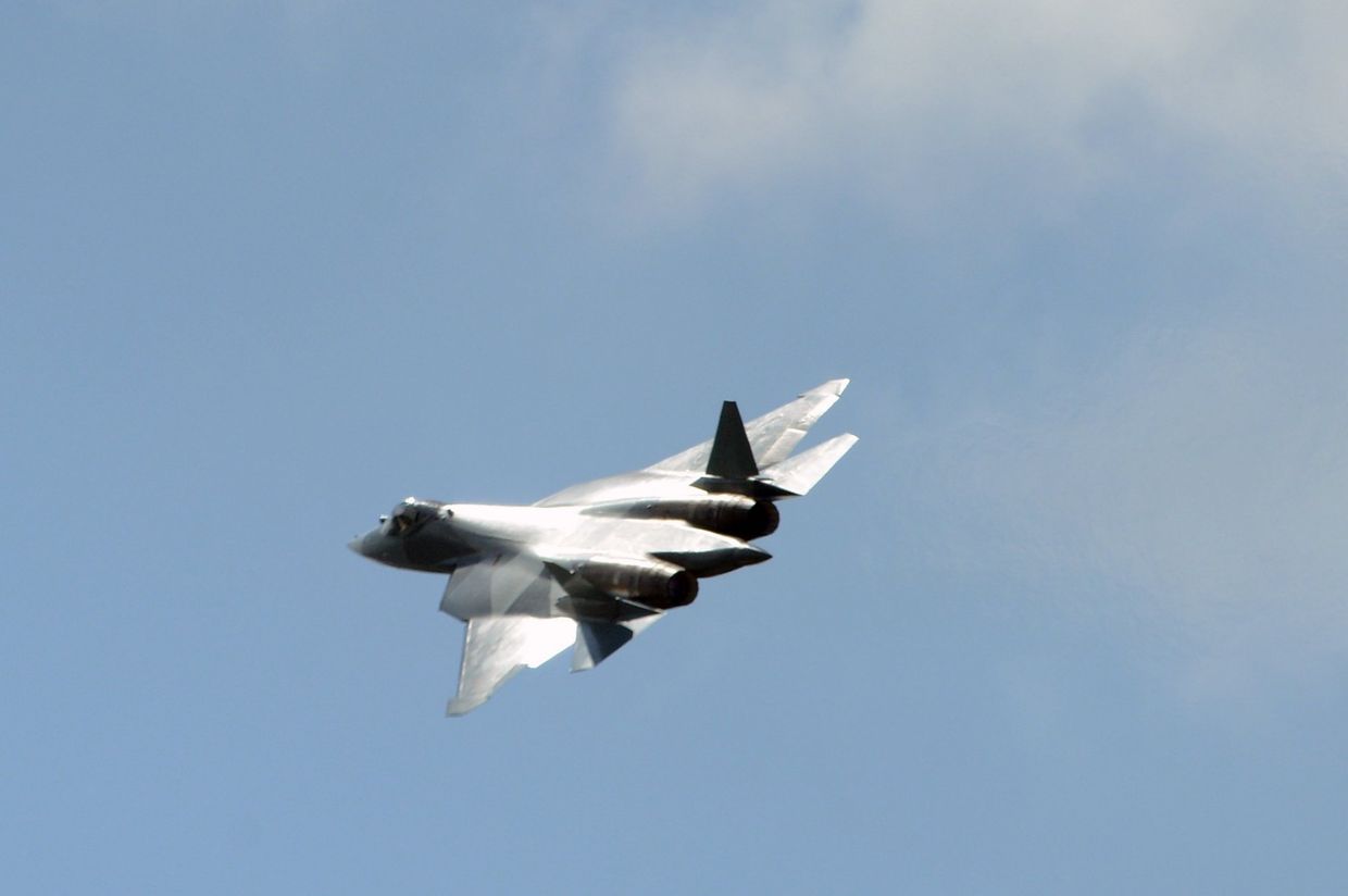 Истребитель Т-50 выполняет демонстрационные полеты на Международном авиационно-космическом салоне МАКС-2017