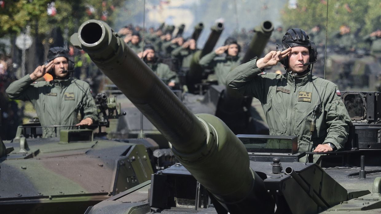 Солдаты польской армии во время ежегодного военного парада в честь Дня польской армии в Варшаве