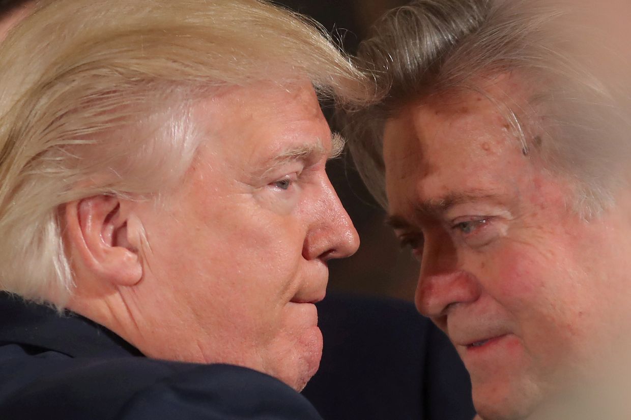 Президент США Дональд Трамп беседует с главным стратегом Белого дома Стивом Бэнноном