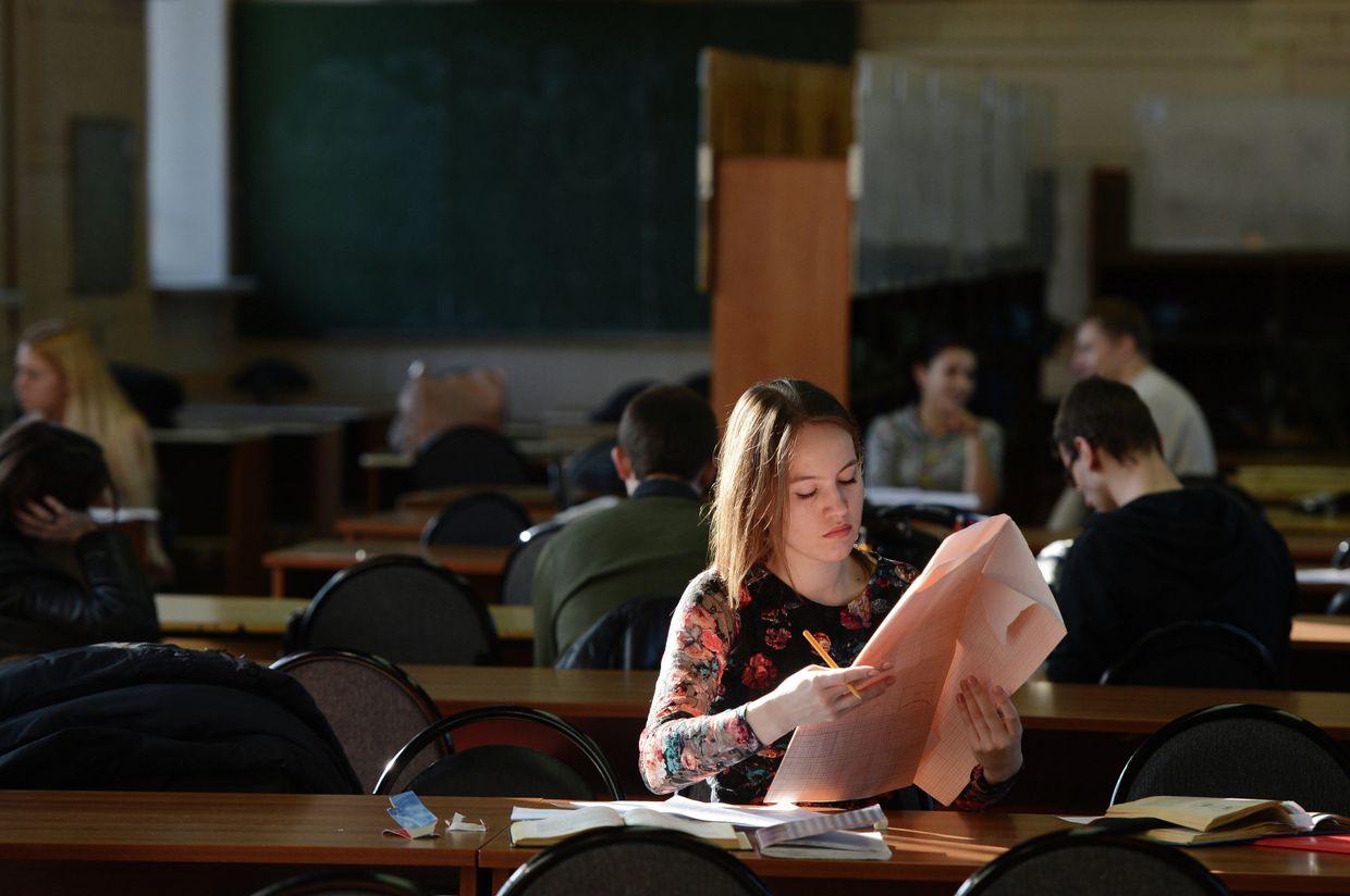 Студенты МГТУ имени Н.Э. Баумана занимаются в зале курсового проектирования
