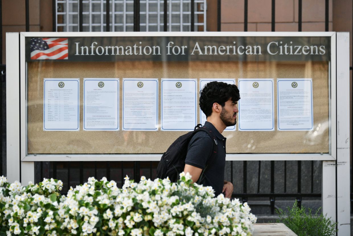 Доска объявлений у здания посольства США в Москве