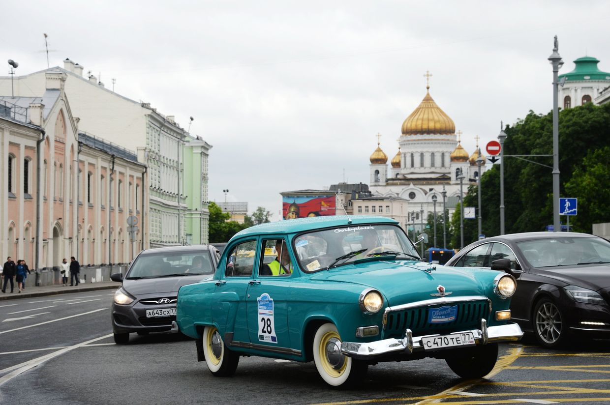 Легковой автомобиль Волга ГАЗ 21Р принимает участие в ралли старинных автомобилей Bosch Moskau Klassik в Москве. 25 июня 2017