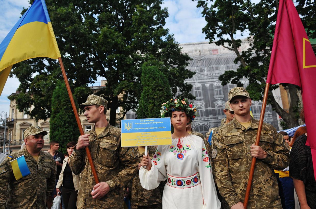 Горожане на праздновании Дня Независимости Украины во Львове