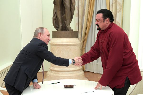 Президент РФ Владимир Путин и американский актер во время встречи в Кремле 