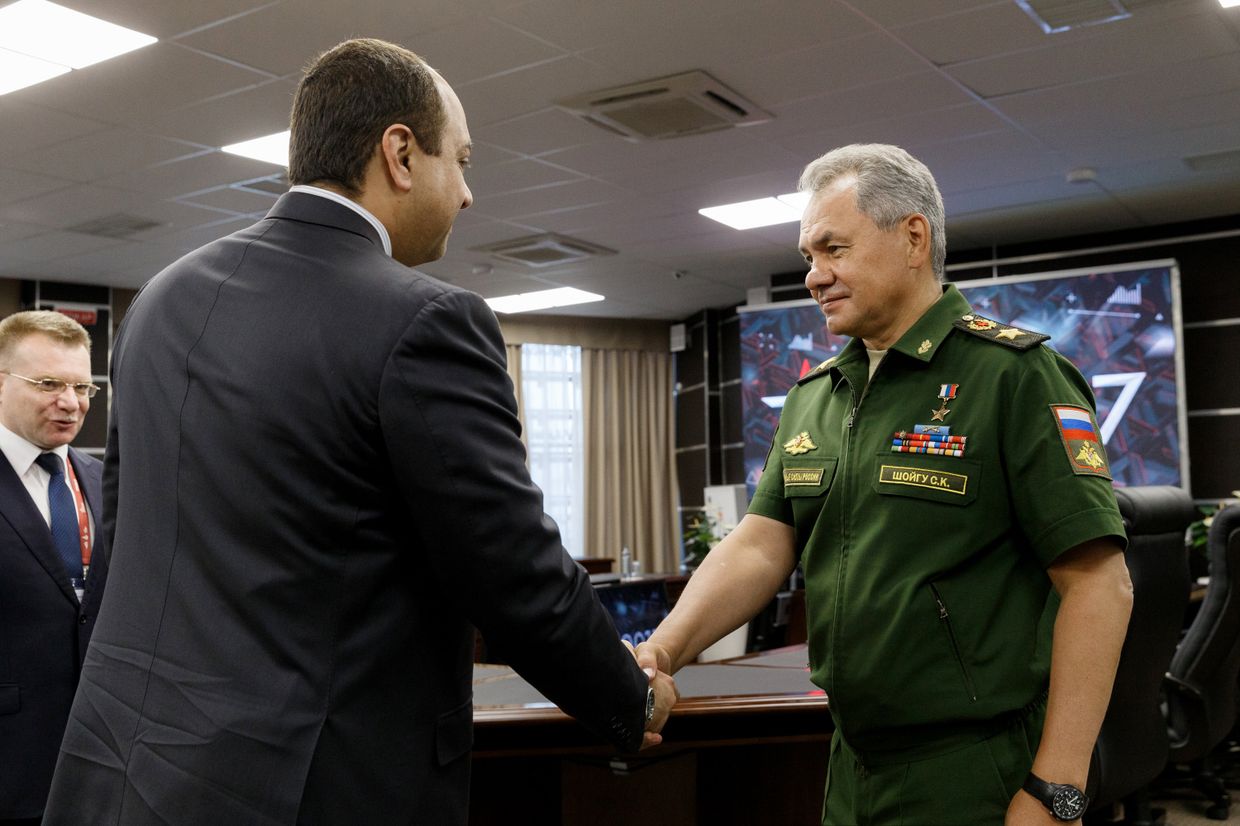 Представитель Катара и министр обороны России Сергей Шойгу на полях форума АРМИЯ-2017. 23 августа 2017