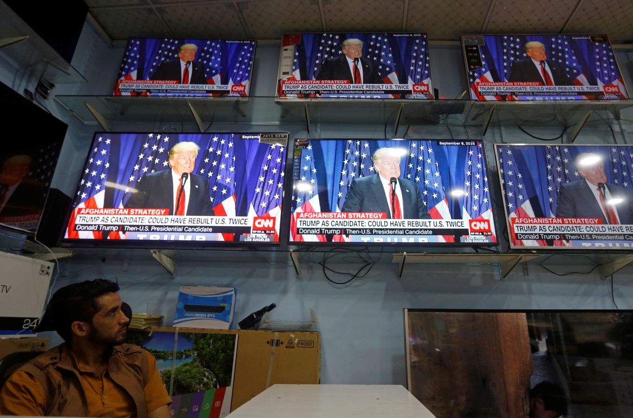 Житель Кабула слушает выступление президента США Дональда Трампа. 22 августа 2017