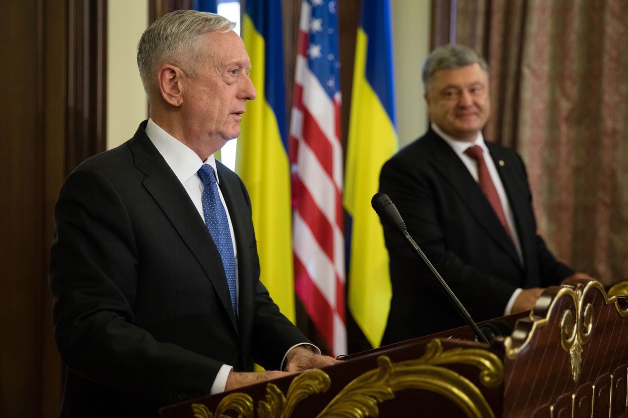 Министр обороны США Джеймс Мэттис во время совместной пресс-конференции с Петром Порошенко в Киеве. 24 августа 2017