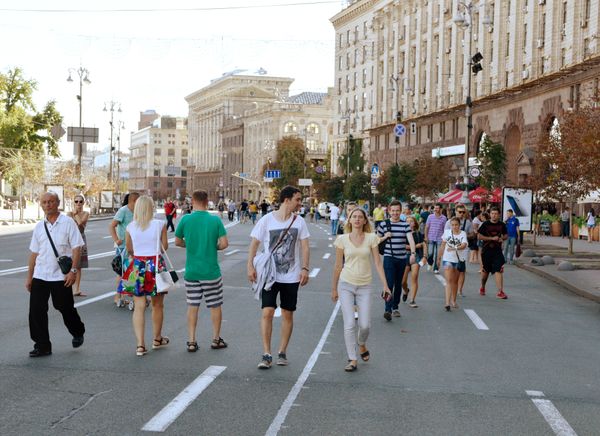 Прохожие на улице Крещатик в Киеве