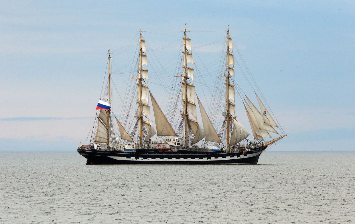 Парусное дефиле барка Крузенштерн на Балтийском море