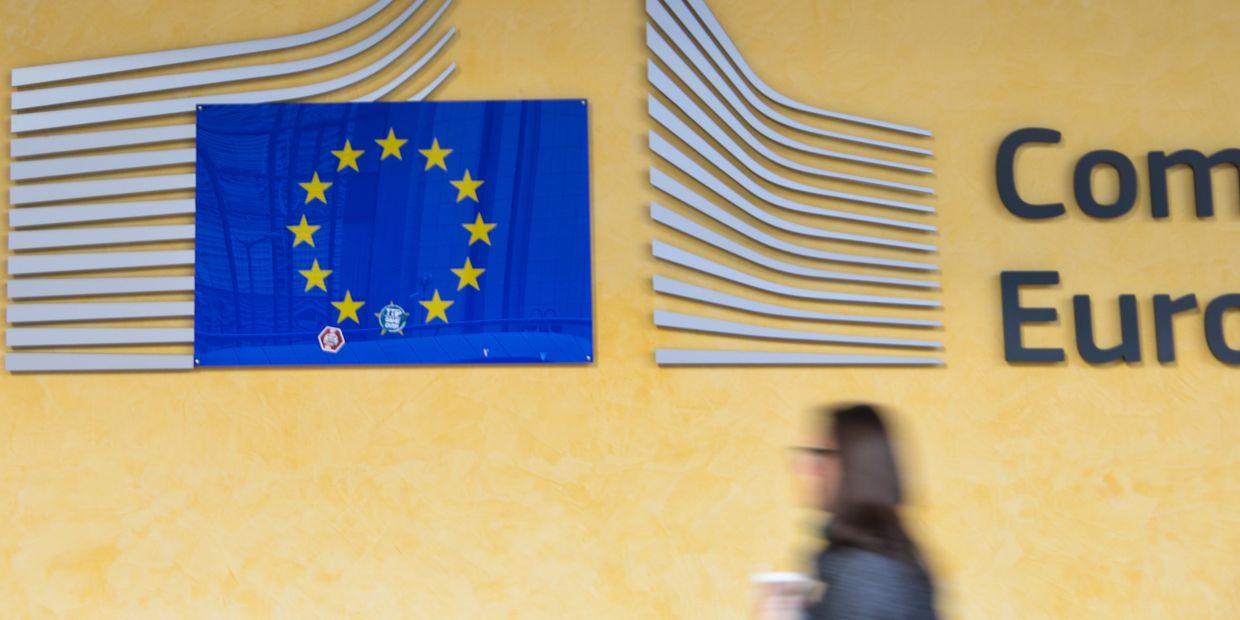 Логотип Евросоюза на здании штаб-квартиры Европейского парламента в Брюсселе Логотип Евросоюза на здании штаб-квартиры Европейского парламента в Брюсселе