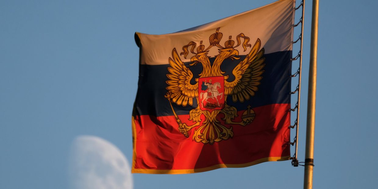 Штандарт президента РФ на здании Сената в Московском Кремле