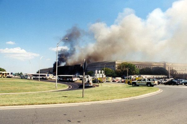 Дым над Пентагоном после теракта 11 сентября 2001 года. Фото ФБР