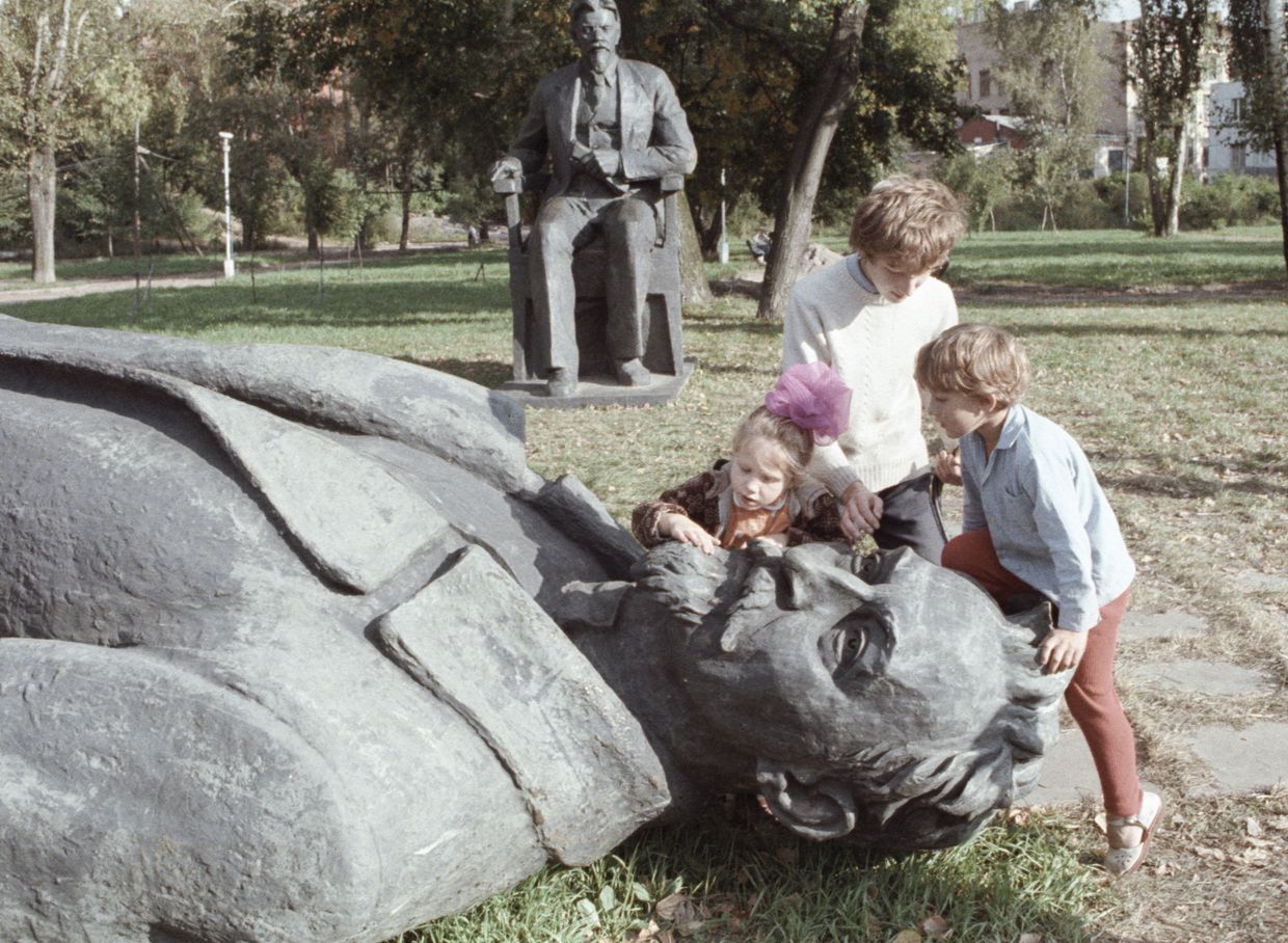 Памятники Дзержинскому и Калинину