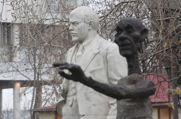 Скульптура «Ленин» (на втором плане) в Парке искусств Московского объединения «Музеон» на Крымской набережной Скульптура «Ленин» (на втором плане) в Парке искусств Московского объединения «Музеон» на Крымской набережной