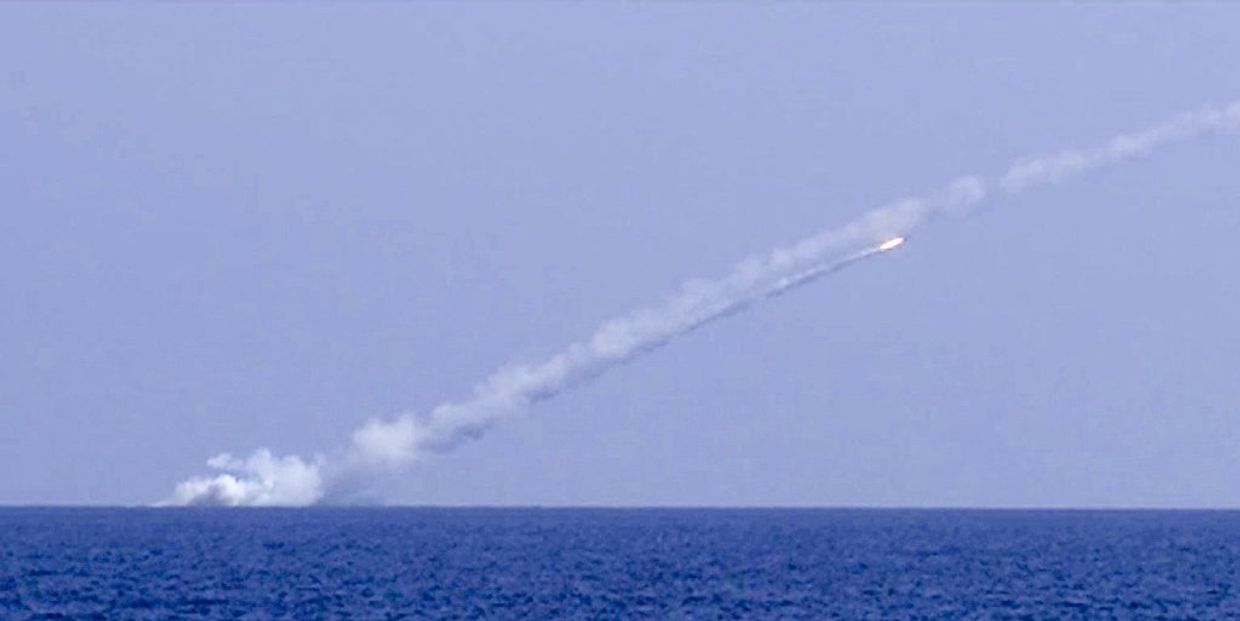 Запуск крылатой ракеты Калибр по объектам Исламского государства (ИГ, запрещена в РФ) в Сирии. 14 сентября 2017
