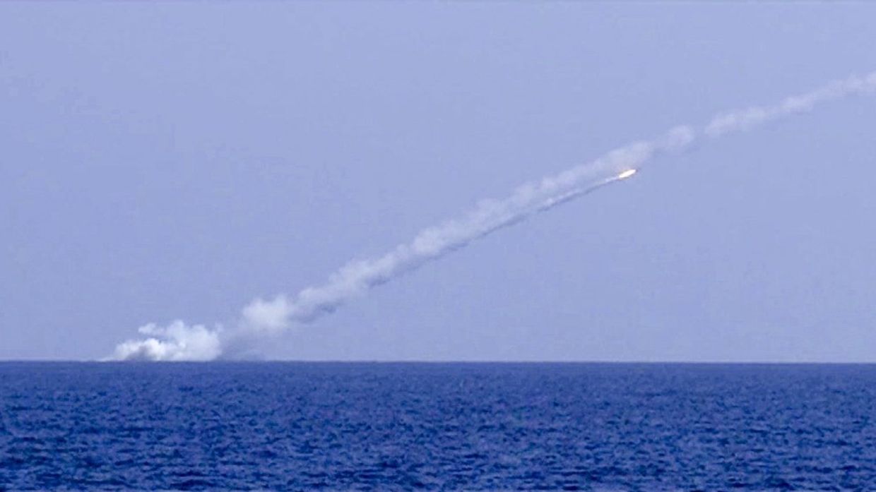 Запуск крылатой ракеты Калибр по объектам Исламского государства (ИГ, запрещена в РФ) в Сирии. 14 сентября 2017 Запуск крылатой ракеты Калибр по объектам Исламского государства (ИГ, запрещена в РФ) в Сирии. 14 сентября 2017