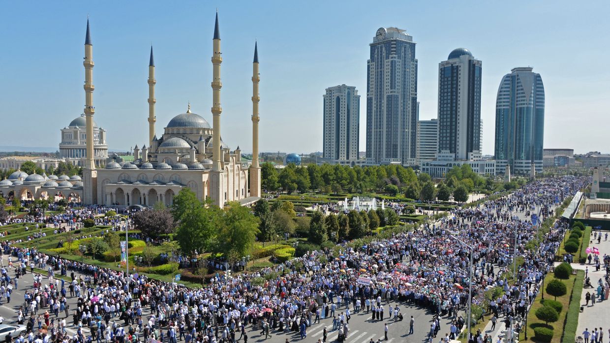 Митинг в Грозном в поддержку мусульман народа рохинджа