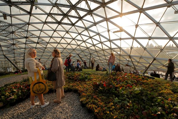 Посетители парка «Зарядье» в Москве