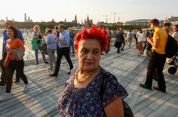 Посетители парка «Зарядье» в Москве