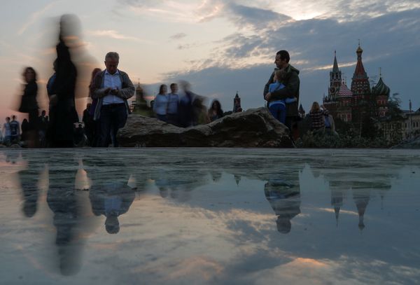 Посетители парка «Зарядье» в Москве
