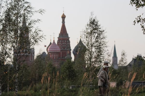 Посетители парка «Зарядье» в Москве