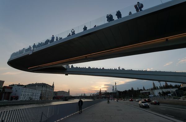 Посетители парка «Зарядье» в Москве