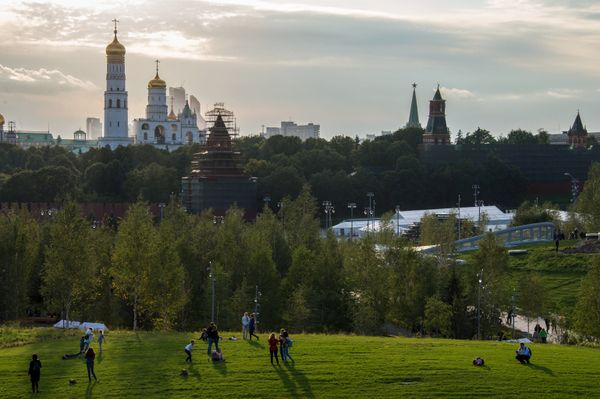 Посетители парка «Зарядье» в Москве