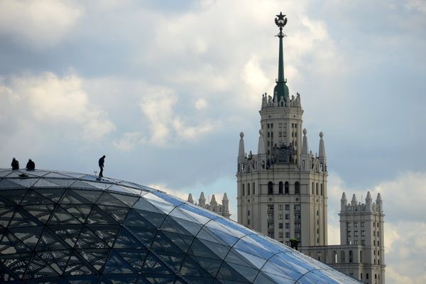 Посетители парка «Зарядье» в Москве