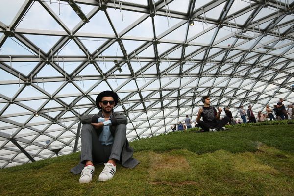 Посетители парка «Зарядье» в Москве