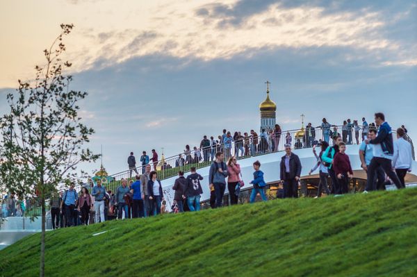 Посетители парка «Зарядье» в Москве