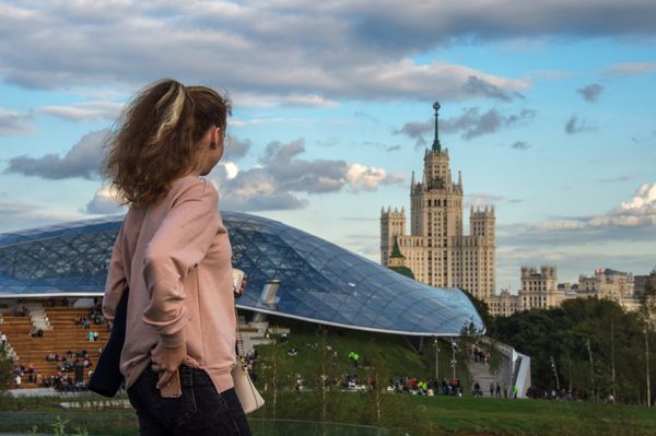 Посетители парка «Зарядье» в Москве
