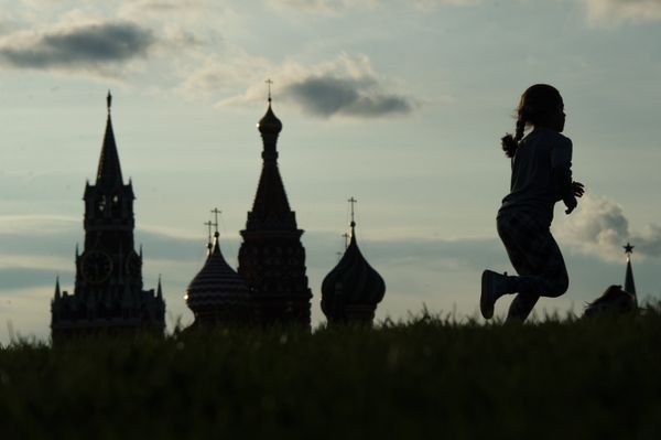 Посетители парка «Зарядье» в Москве