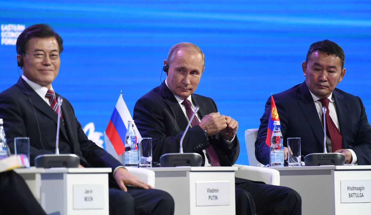 Президент РФ Владимир Путин, президент Монголии Халтмагийн Баттулга и президент Республики Корея Мун Чжэ Ин на пленарном заседании III Восточного экономического форума во Владивостоке Президент РФ Владимир Путин, президент Монголии Халтмагийн Баттулга и президент Республики Корея Мун Чжэ Ин на пленарном заседании III Восточного экономического форума во Владивостоке