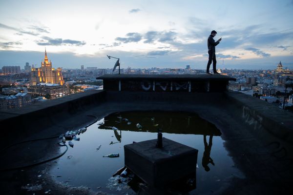 Исследователи московских крыш бросают вызов смерти и гравитации