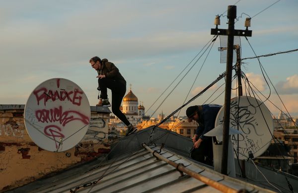 Исследователи московских крыш бросают вызов смерти и гравитации