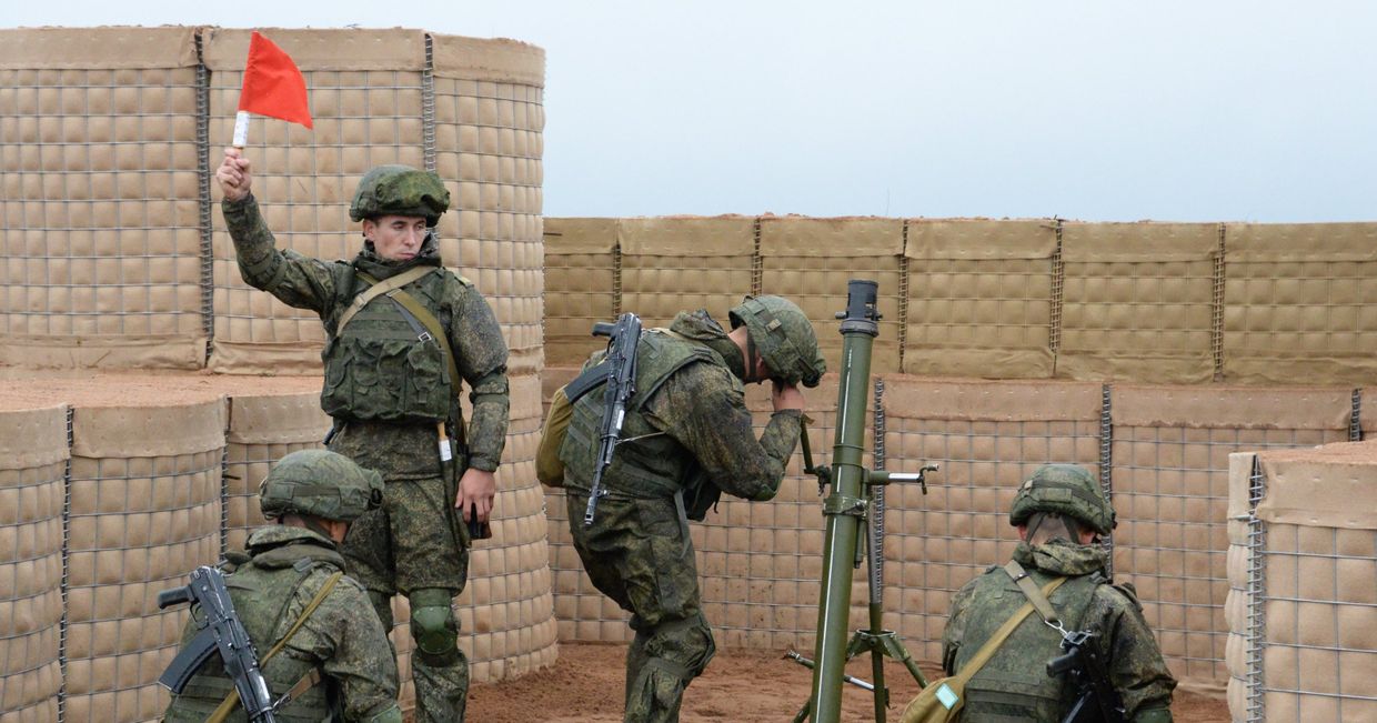 Минометный расчет вооруженных сил РФ во время совместных стратегических учений (ССУ) вооружённых сил России и Белоруссии на Лужском полигоне в Ленинградской области