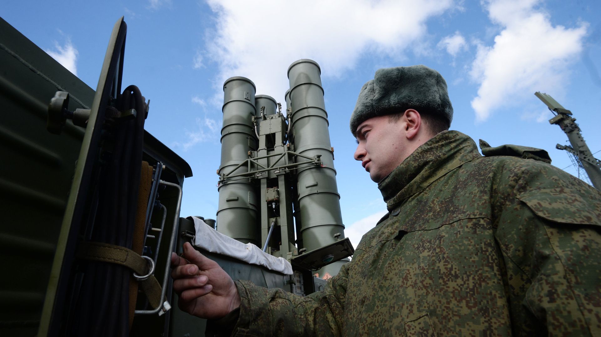 Военнослужащий у зенитного ракетного комплекса (ЗРК) Триумф С-400 - ИноСМИ, 1920, 06.04.2025