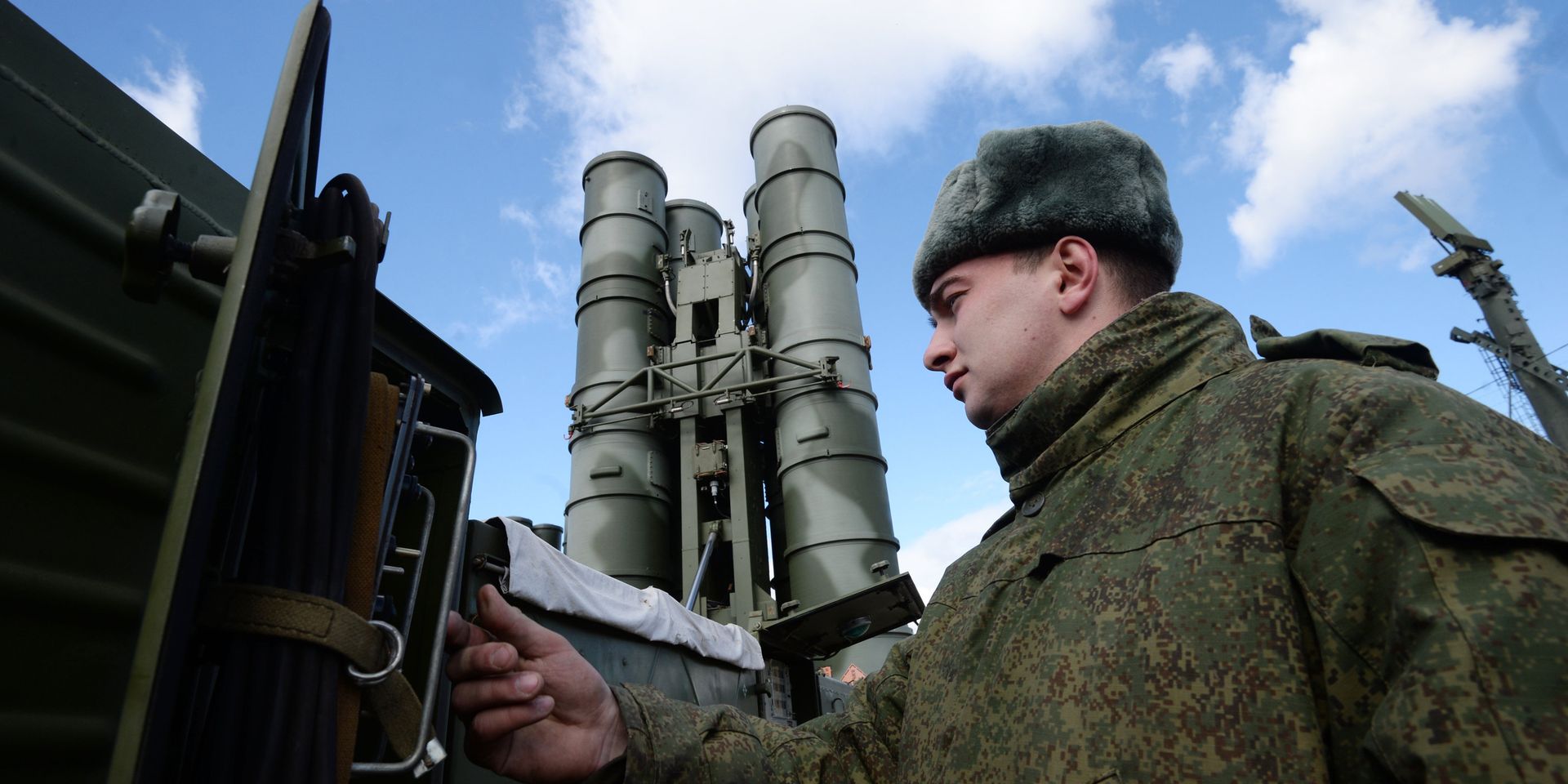 Военнослужащий у зенитного ракетного комплекса (ЗРК) Триумф С-400 - ИноСМИ, 1920, 06.04.2025