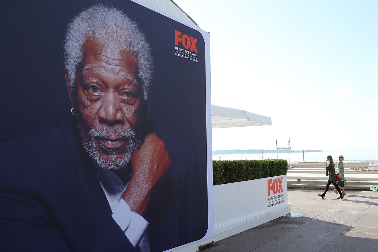 Американский актер Морган Фримен на рекламном плакате телеканала Fox