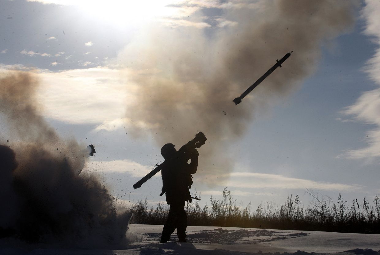 Украинский солдат стреляет из портативного комплекса противовоздушной обороны к северу от Луганска