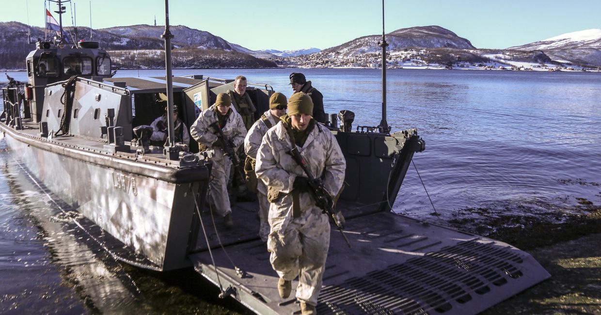 Морпехи США во время учений в Норвегии Морпехи США во время учений в Норвегии