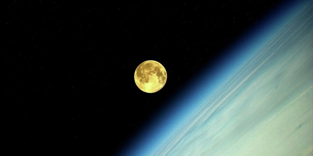 Фотография Луны во время суперлуния, сделанная космонавтом Олегом Артемьевым с МКС