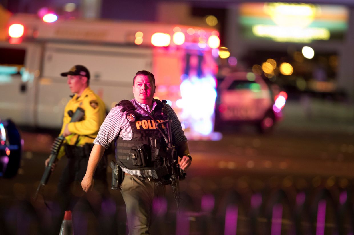 Полиция на месте стрельбы у казино Mandalay Bay в Лас-Вегасе. 2 октября 2017