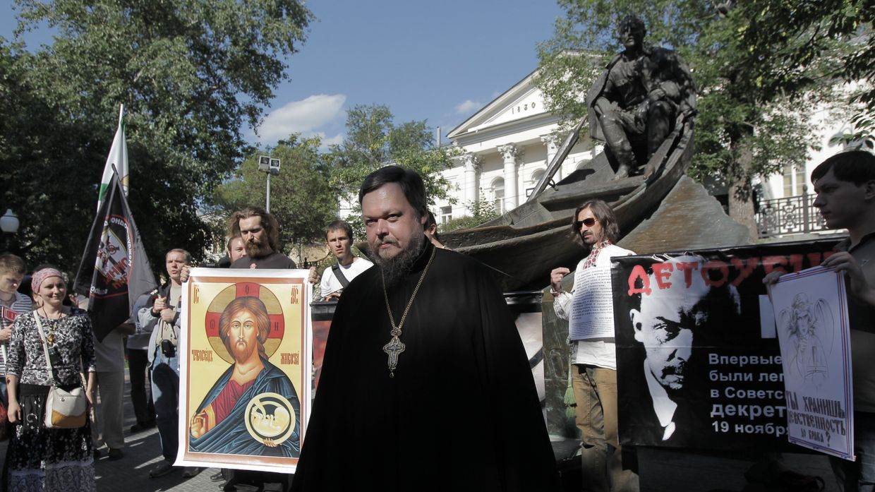 Уличный молебен у памятника Шолохову на Гоголевском бульваре