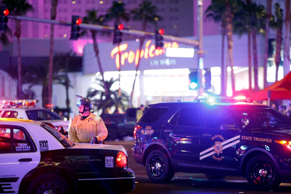 Автомобили полиции на месте стрельбы у казино Mandalay Bay в Лас-Вегасе