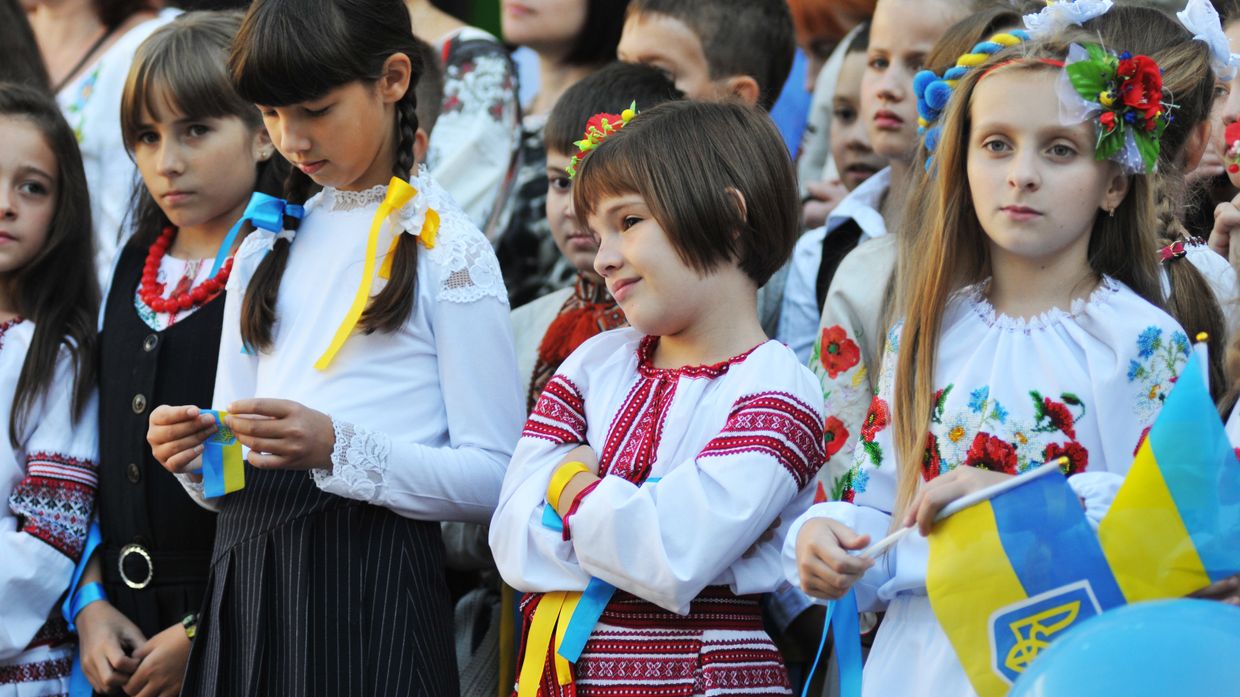 Ученики на торжественной линейке, посвященной Дню знаний, во Львове