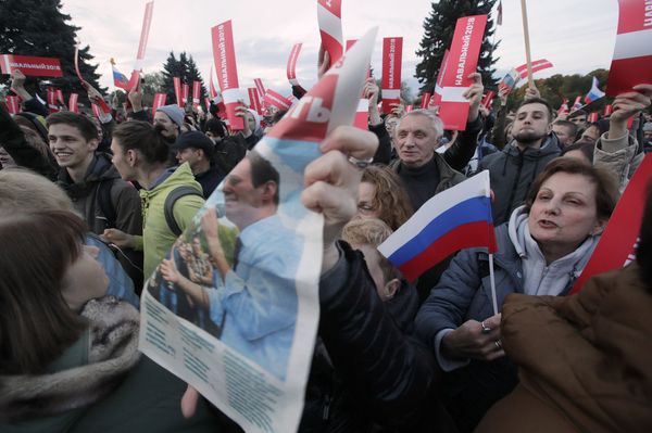Митинг, организованный оппозиционером Алексеем Навальным в Санкт-Петербурге Митинг, организованный оппозиционером Алексеем Навальным в Санкт-Петербурге